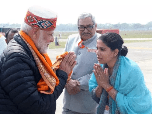 सपा विधायक पूजा पाल महाकुंभ में मोदी से मिलीं:CM योगी के साथ संतों के कार्यक्रम में शामिल हुईं, PM को बताया नए भारत का प्रणेता
