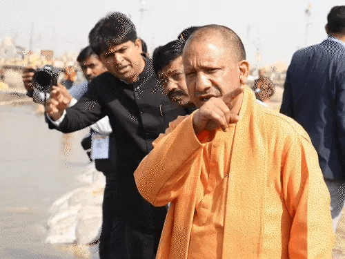 महाकुंभ में योगी ने अफसरों से पूछा-भगदड़ कैसे मची:घटना वाली जगह पर 10 मिनट रुके; कहा- कुछ लोग साजिश से बाज नहीं आ रहे