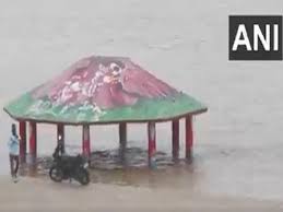यमुना का जलस्तर बढ़ने से अरैल घाट डूबा:प्रशासन ने लगाई बैरिकेडिंग, स्नान पर रोक; जल पुलिस तैनात
