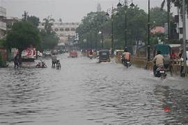 काशी में एंबुलेंस आधी डूबी, BHU में पानी भरा:मरीजों को गोद में उठाया; अक्टूबर में बारिश का 125 साल का रिकॉर्ड टूटा